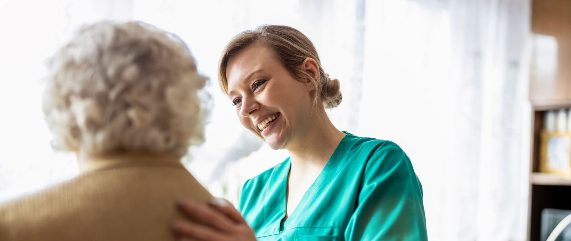Freundliche aczepta Pflegerin spricht mit Anwohnerin im Pflegeheim
